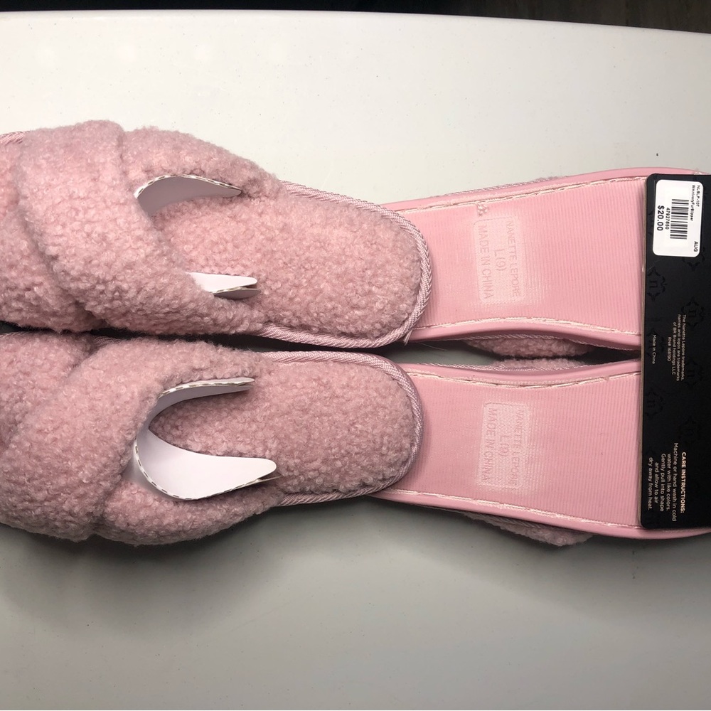 Nanette Lepore NWT Memory Foam Fur Slippers 
Size Lg 9 indoor/ outdoor Sole.